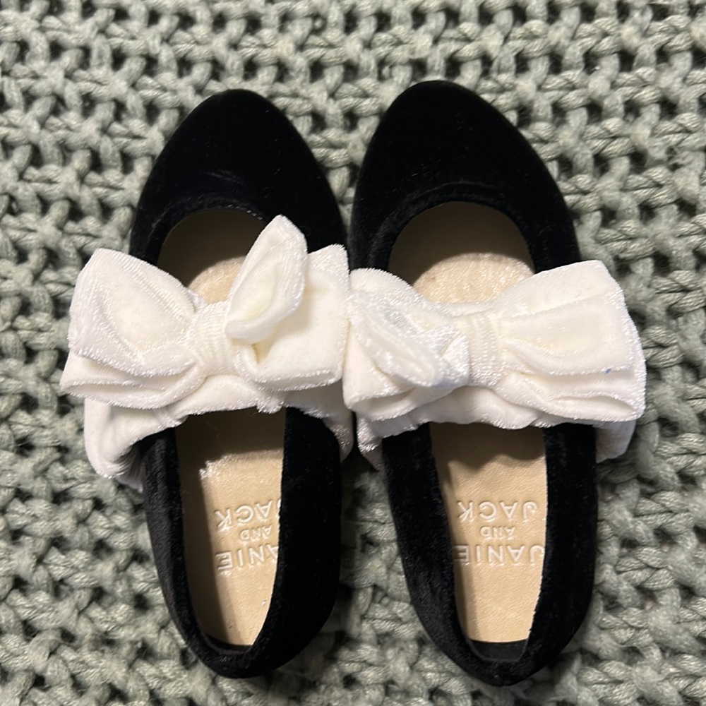 Velvet bow shoes